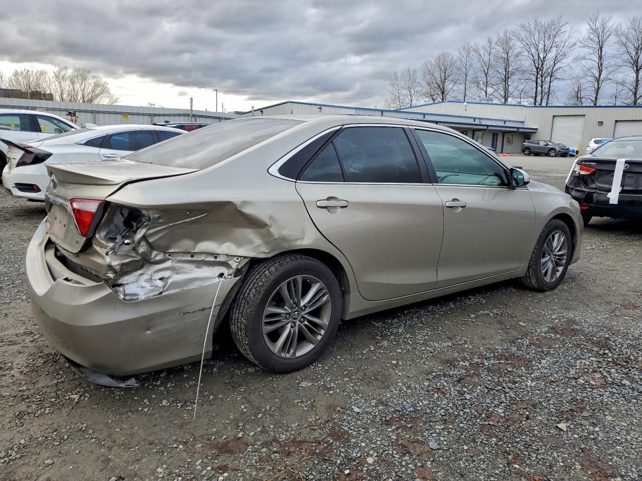 2015 TOYOTA CAMRY LE photo 3