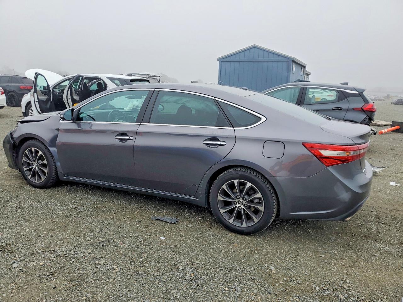2016 TOYOTA AVALON XLE photo 2