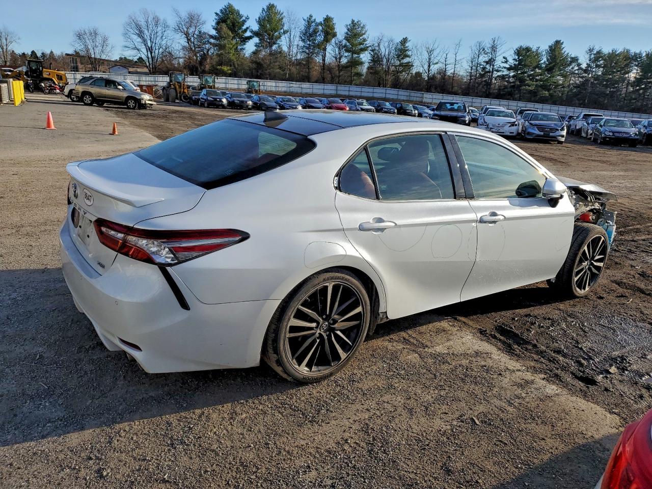 2018 TOYOTA CAMRY XSE photo 3