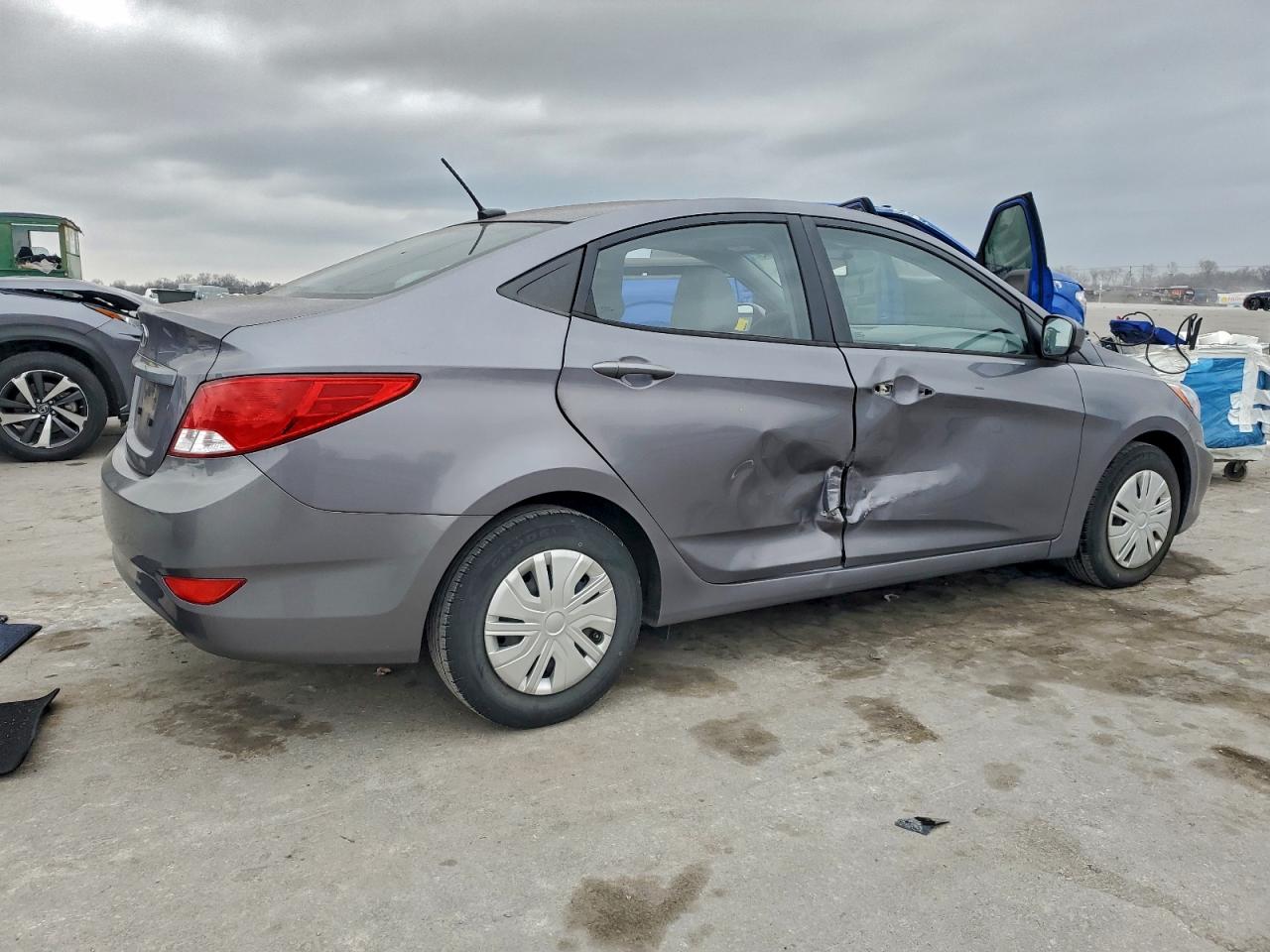 2016 HYUNDAI ACCENT SE photo 3