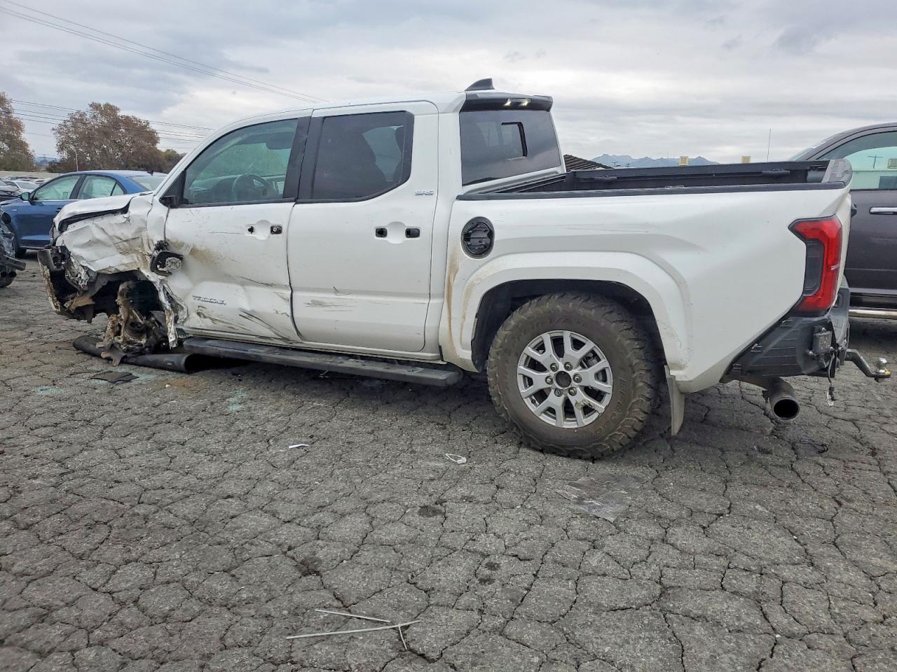 2024 TOYOTA TACOMA DOUBLE CAB photo 2