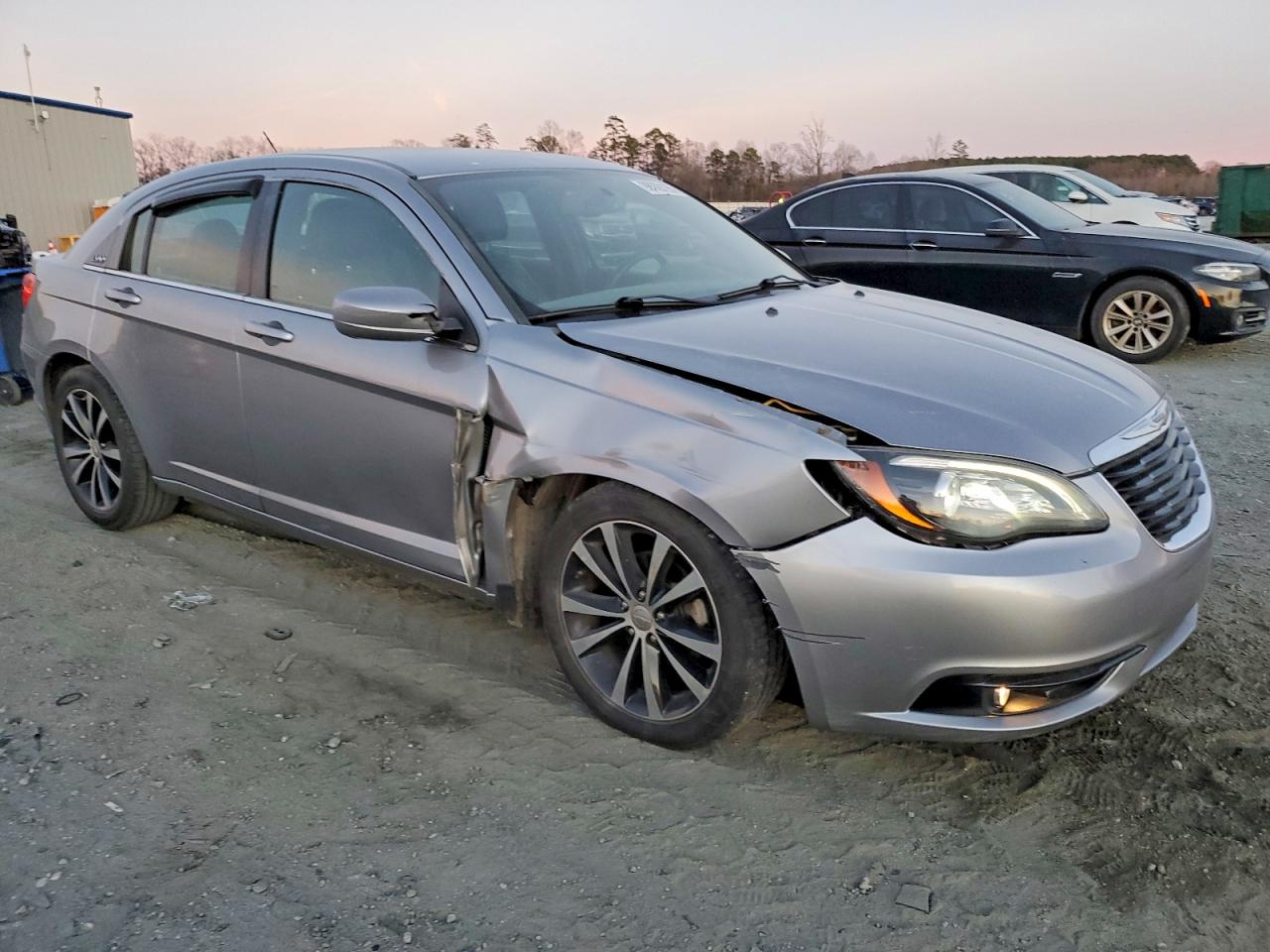 2013 CHRYSLER 200 LIMITED photo 4