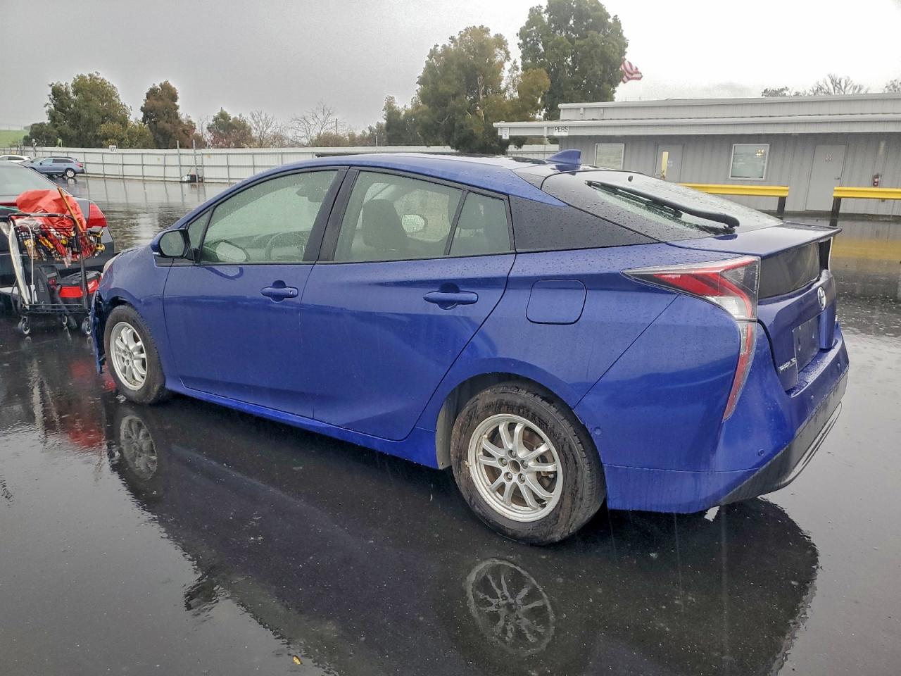 2017 TOYOTA PRIUS photo 2