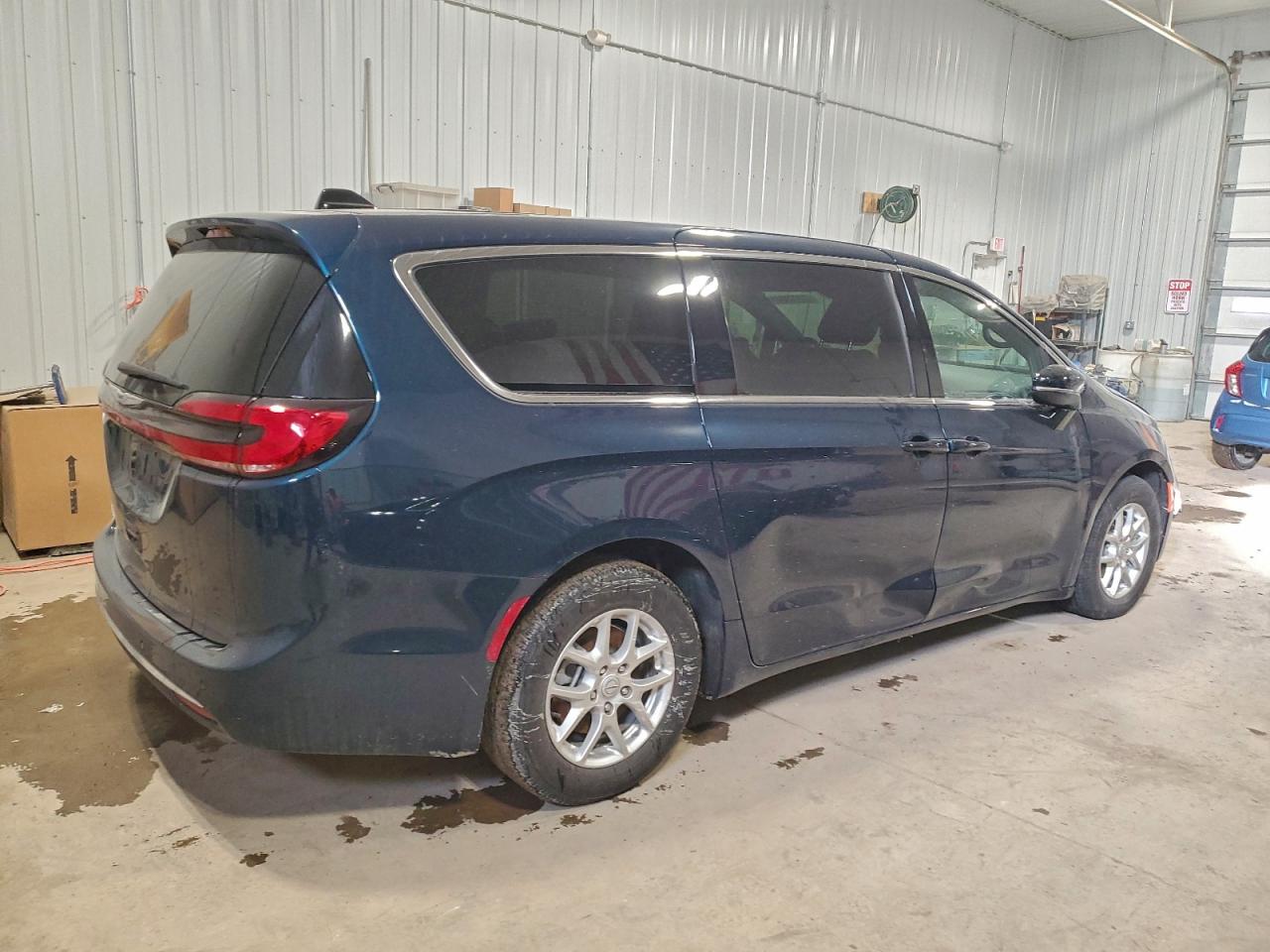 2025 CHRYSLER PACIFICA SELECT photo 3
