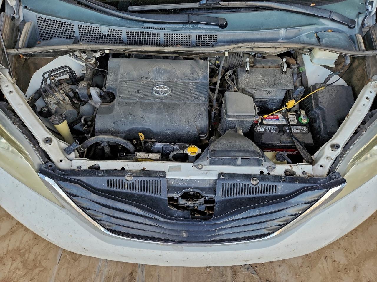 2014 TOYOTA SIENNA LE photo 12