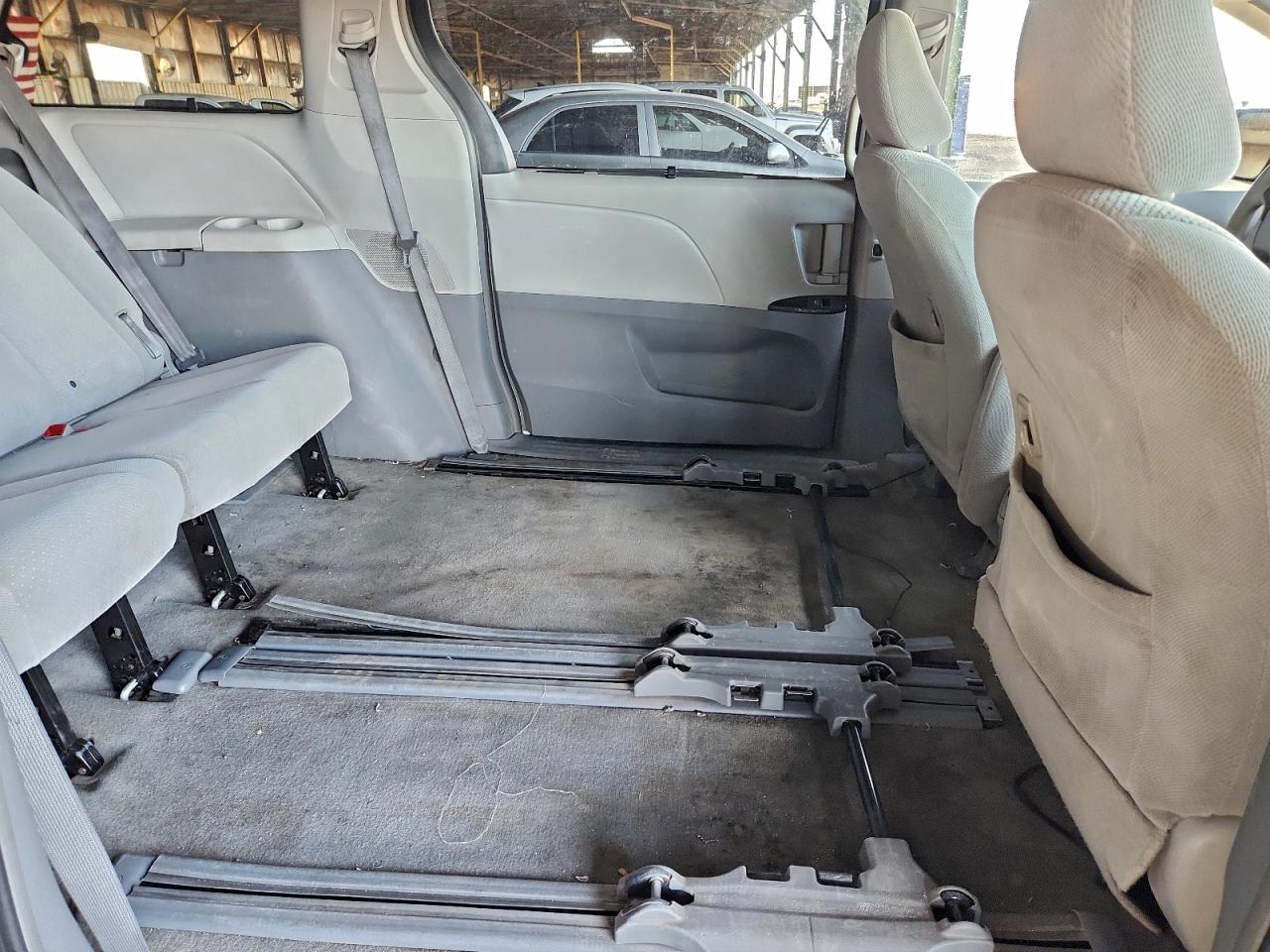 2014 TOYOTA SIENNA LE photo 11