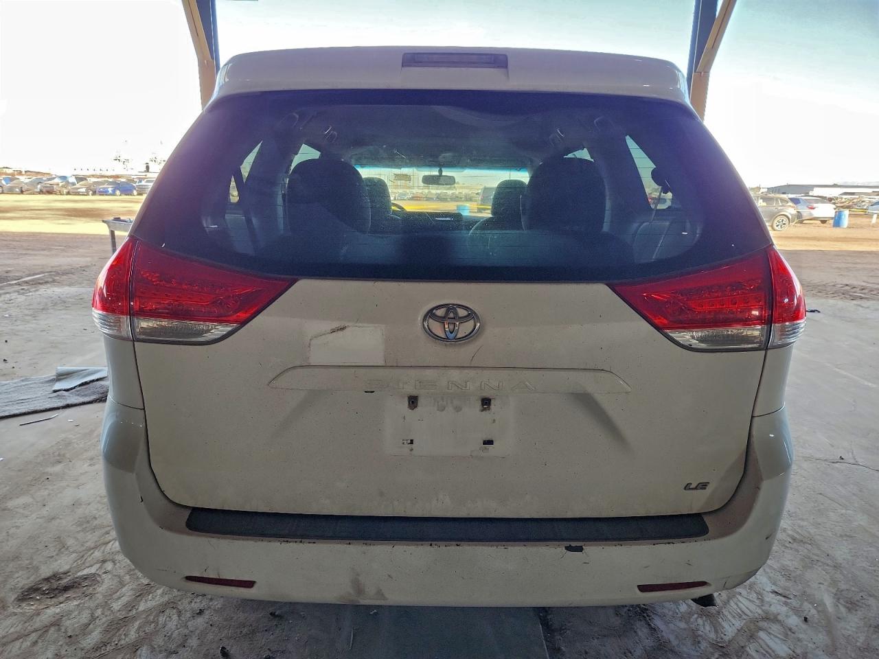 2014 TOYOTA SIENNA LE photo 6