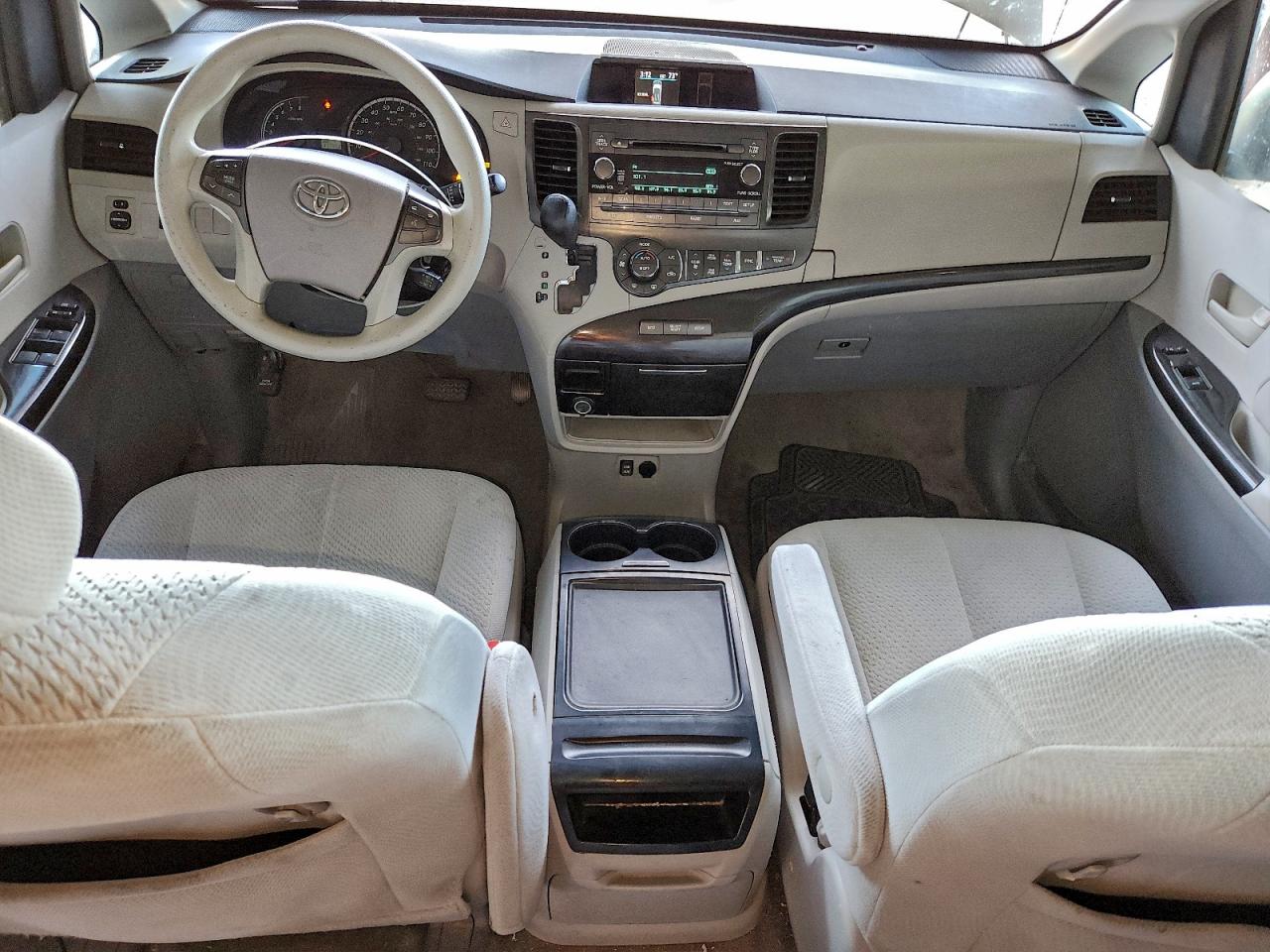 2014 TOYOTA SIENNA LE photo 8