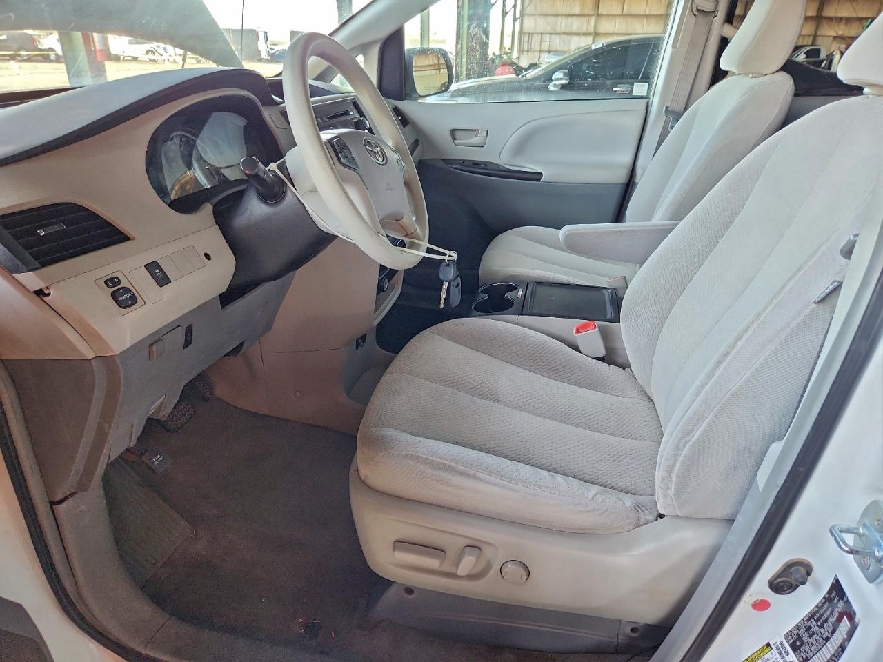 2014 TOYOTA SIENNA LE photo 7