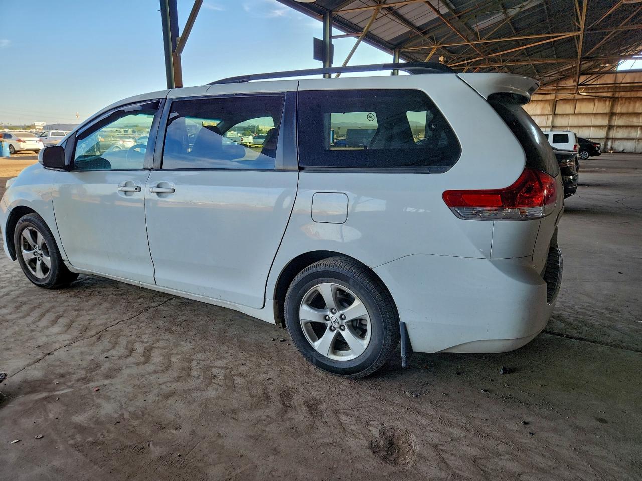 2014 TOYOTA SIENNA LE photo 2
