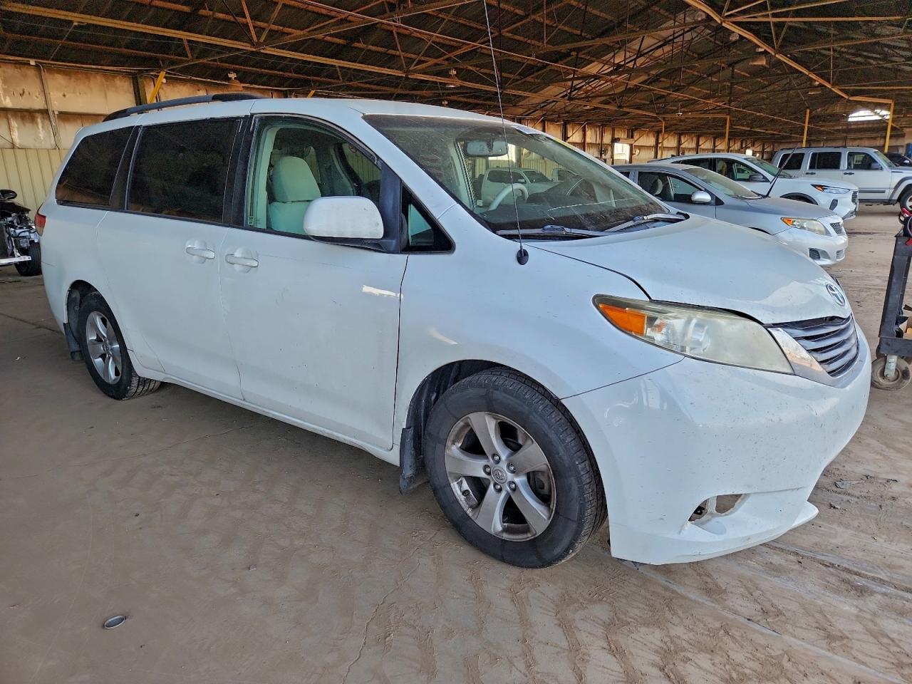 2014 TOYOTA SIENNA LE photo 4