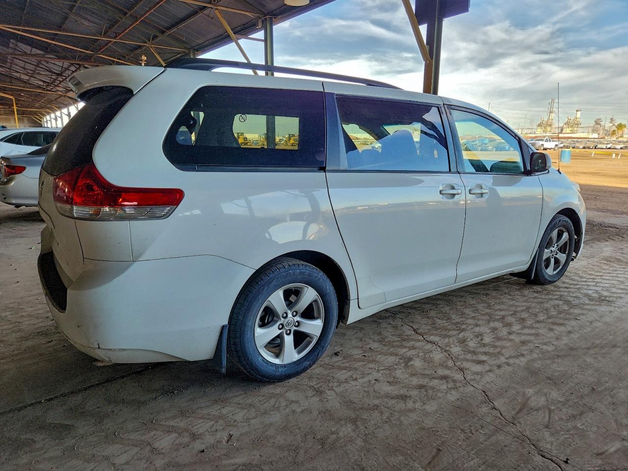 2014 TOYOTA SIENNA LE photo 3