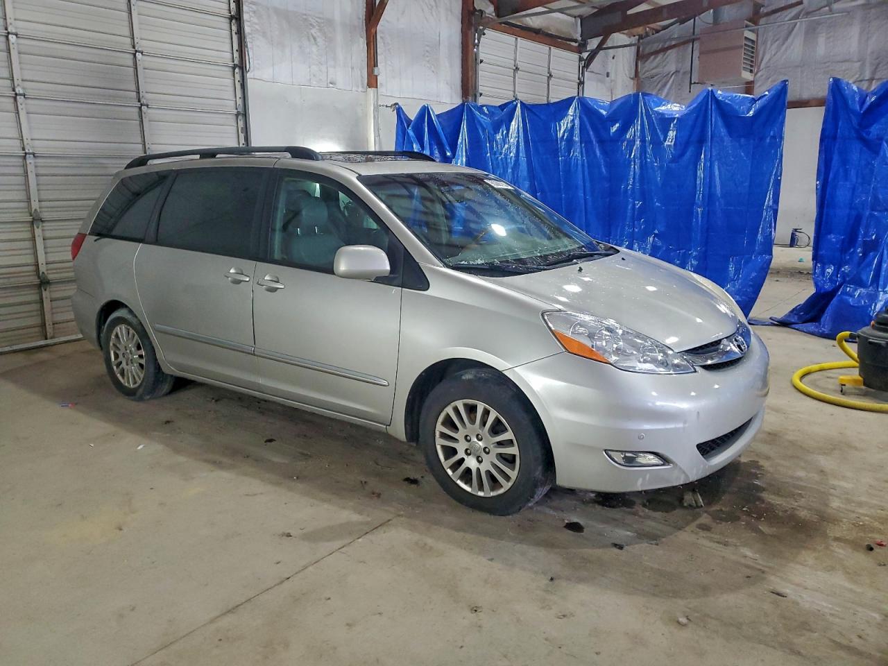 2008 TOYOTA SIENNA XLE photo 4