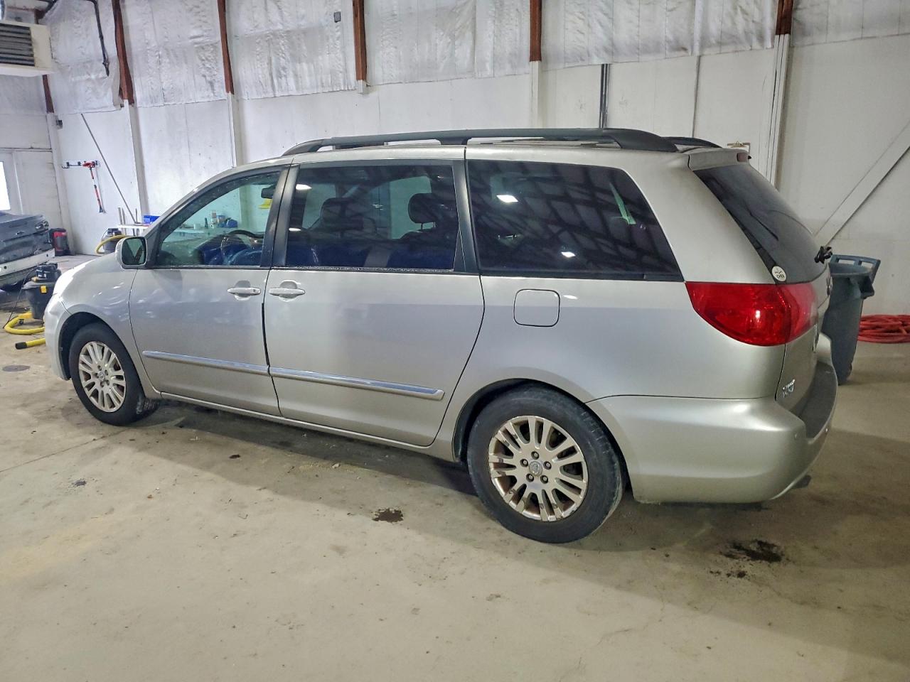2008 TOYOTA SIENNA XLE photo 2