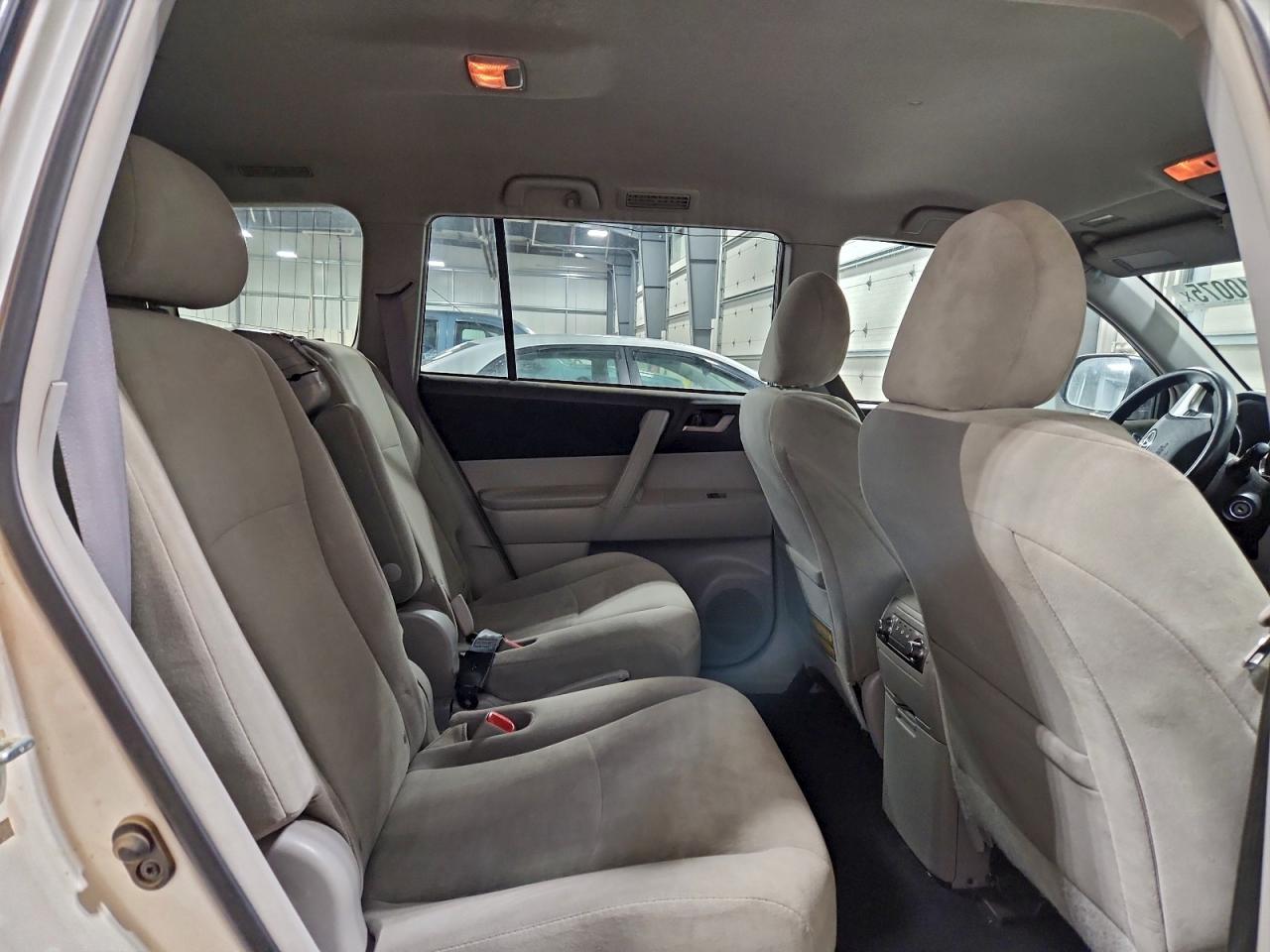 2012 TOYOTA HIGHLANDER BASE photo 11