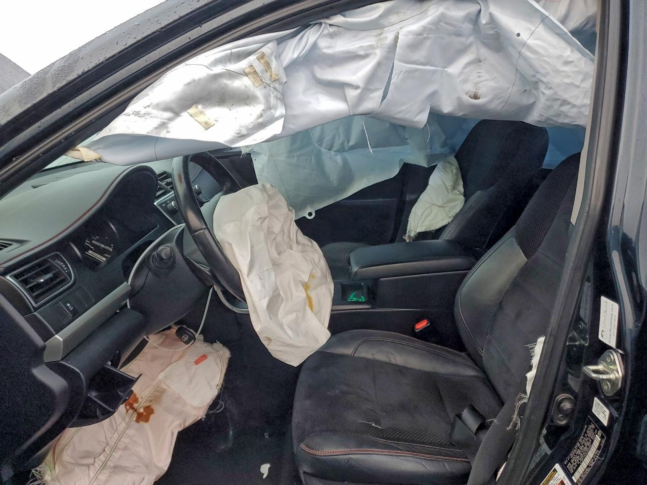 2015 TOYOTA CAMRY LE photo 13