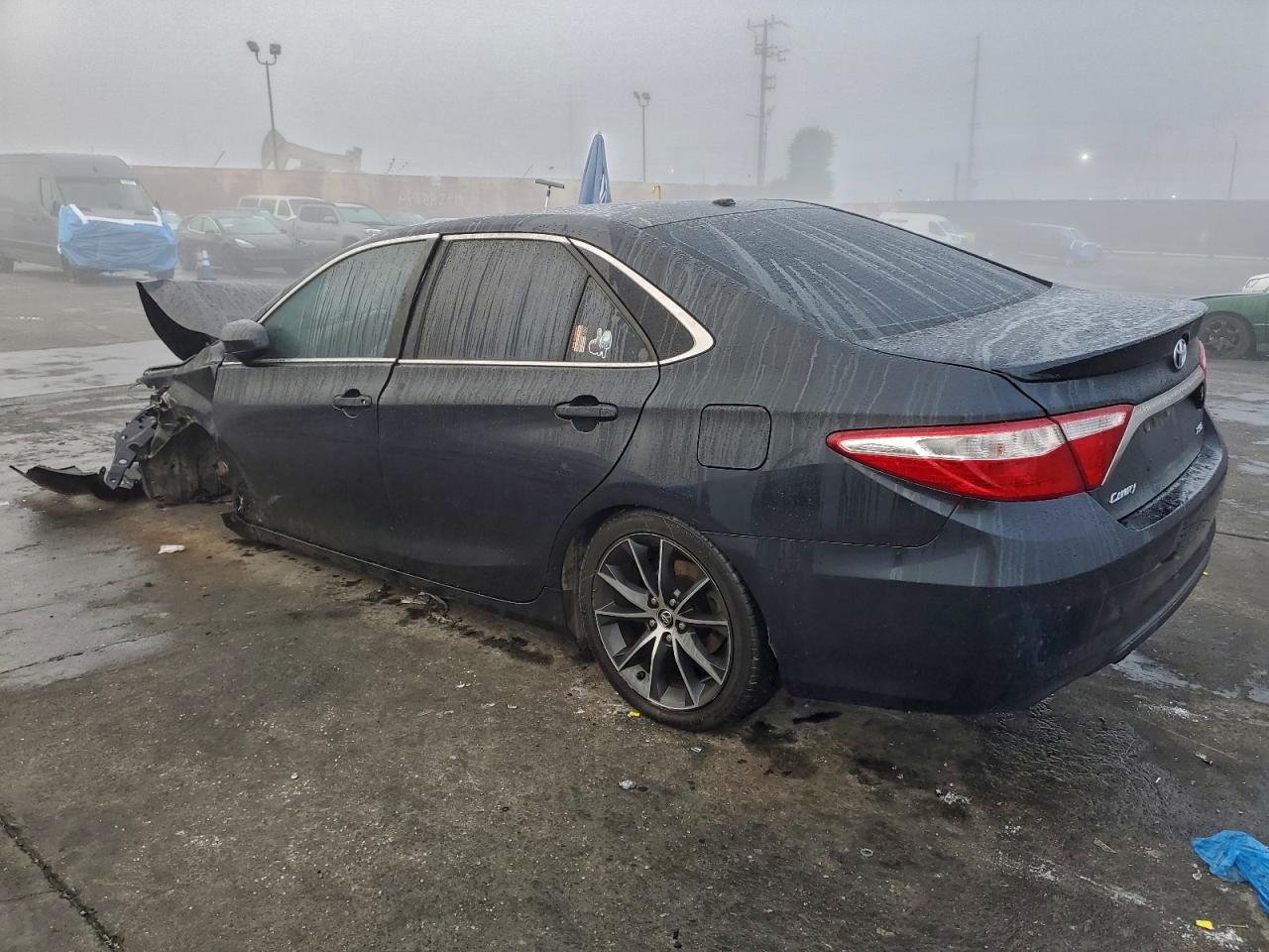 2015 TOYOTA CAMRY LE photo 3