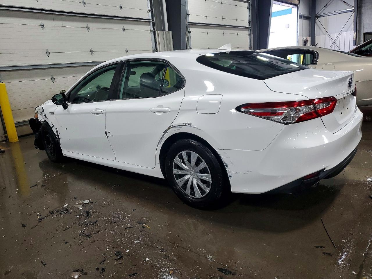 2020 TOYOTA CAMRY LE photo 3