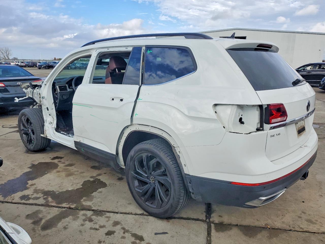 2023 VOLKSWAGEN ATLAS SE photo 2