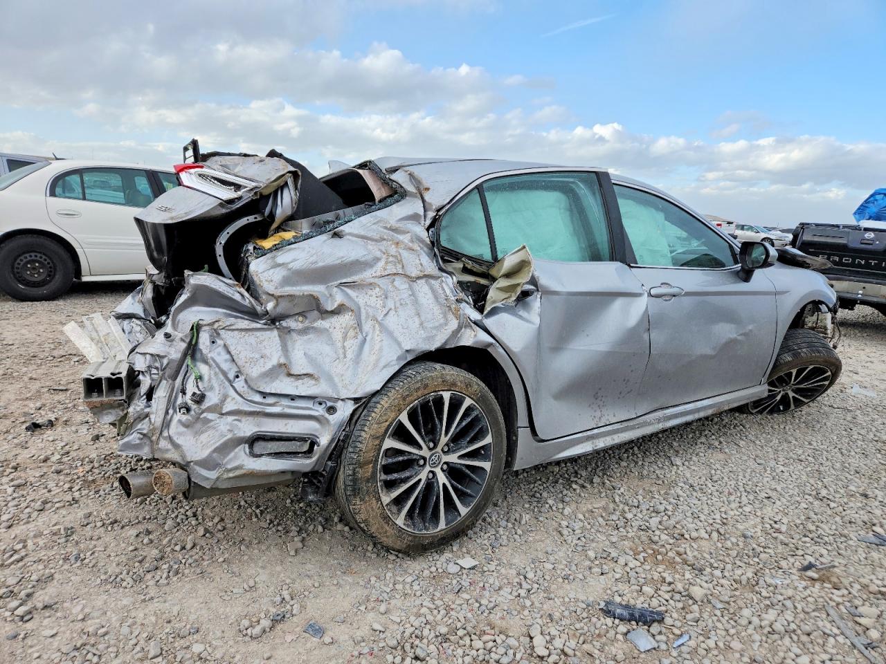 2019 TOYOTA CAMRY SE photo 3
