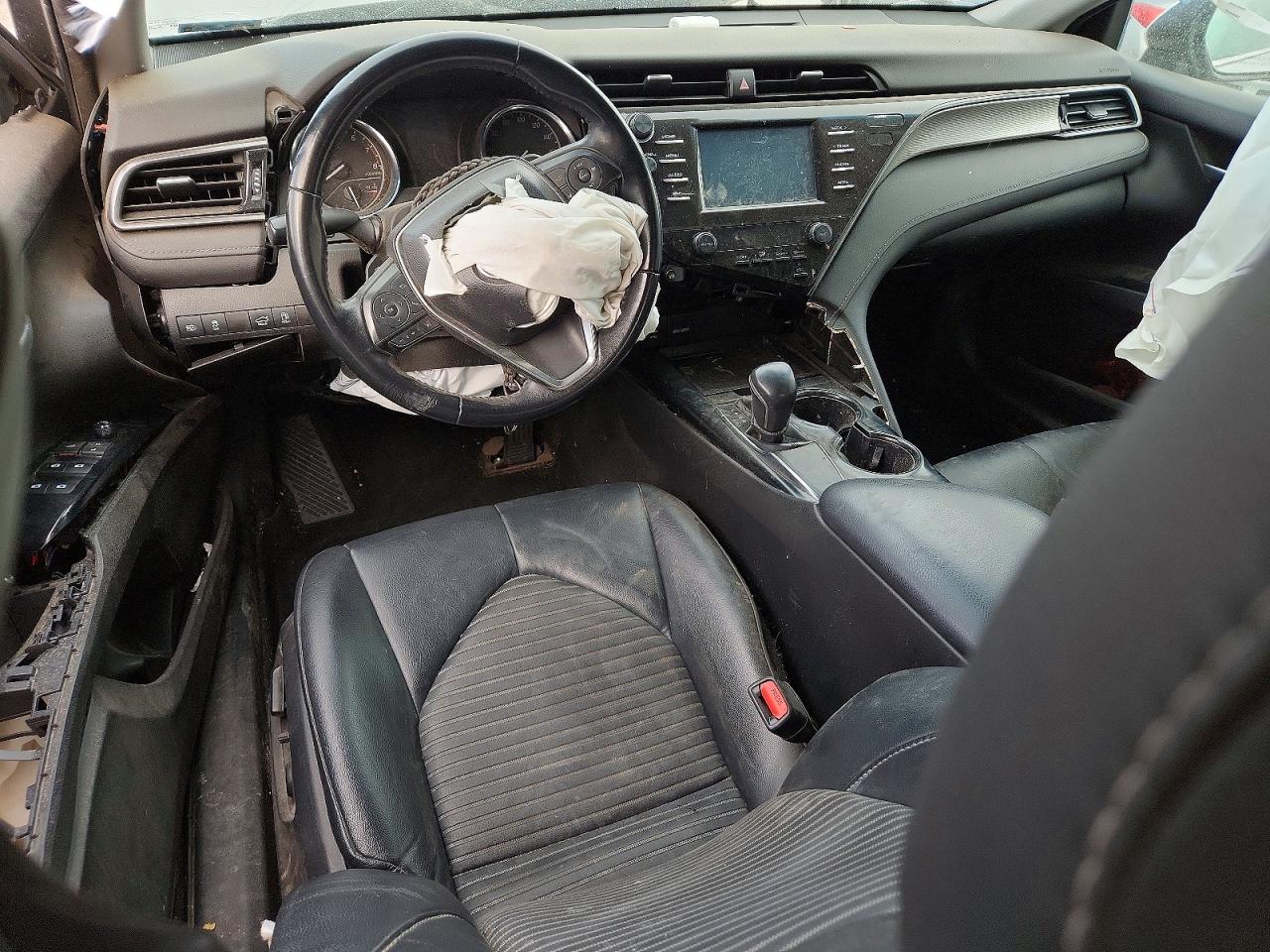 2019 TOYOTA CAMRY SE photo 8