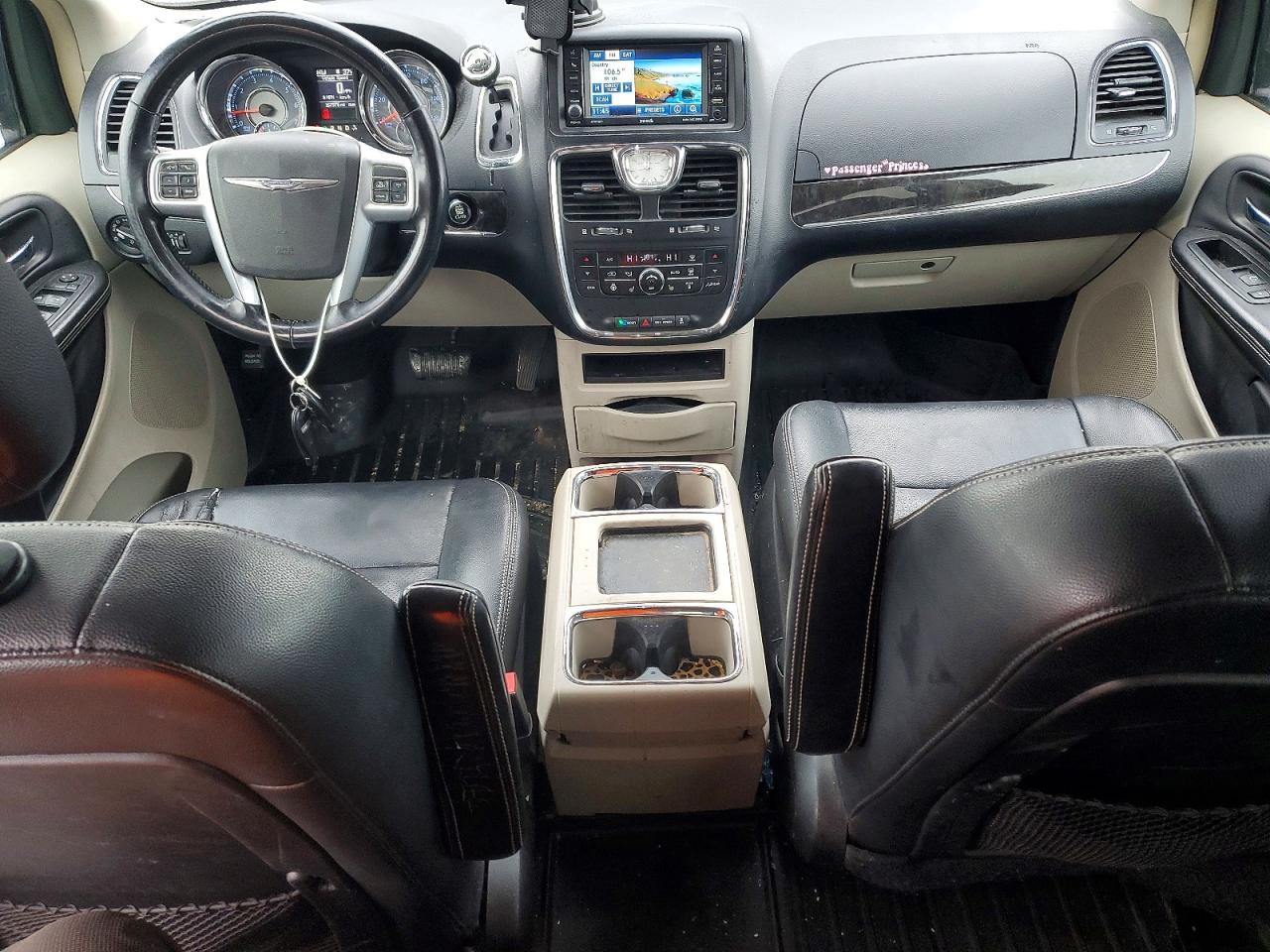 2012 CHRYSLER TOWN & COUNTRY TOURING L photo 8