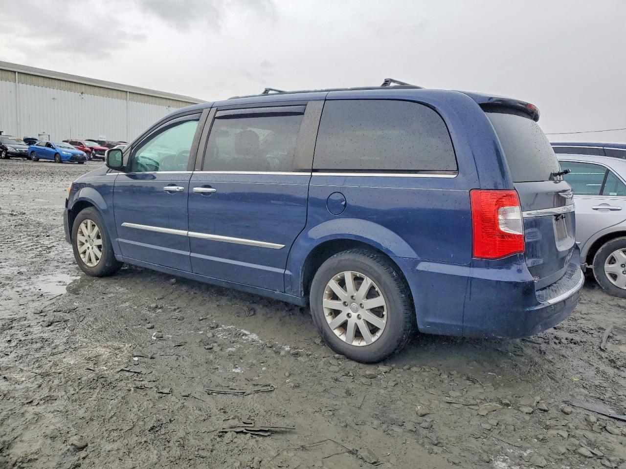 2012 CHRYSLER TOWN & COUNTRY TOURING L photo 2
