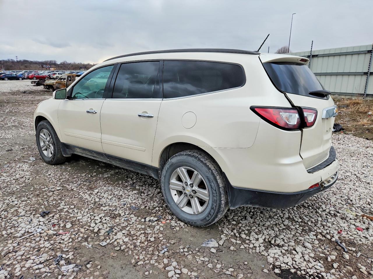 2014 CHEVROLET TRAVERSE LT photo 2