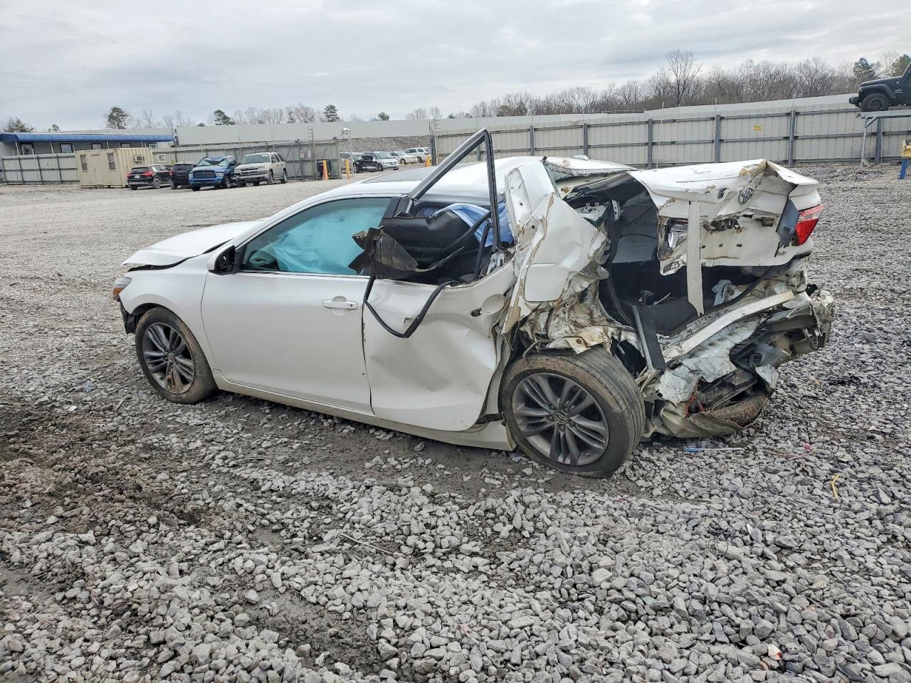 2016 TOYOTA CAMRY LE photo 2