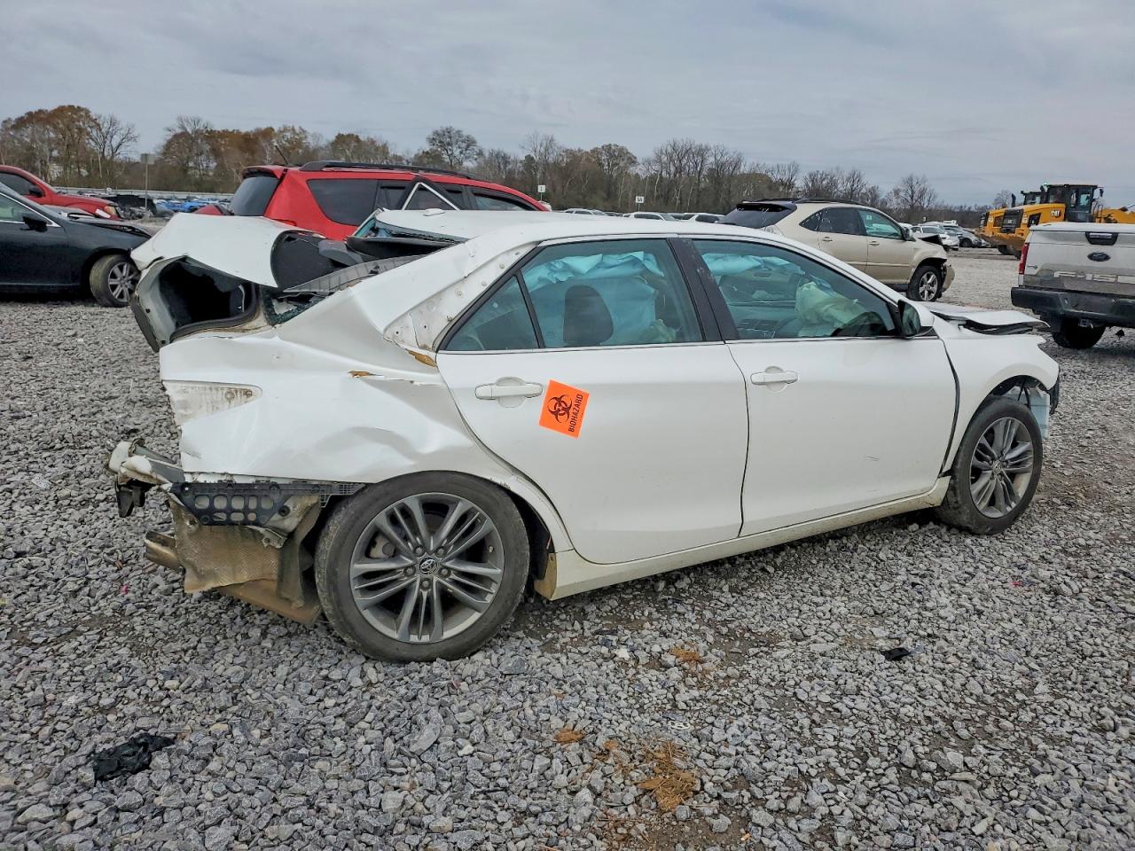 2016 TOYOTA CAMRY LE photo 3