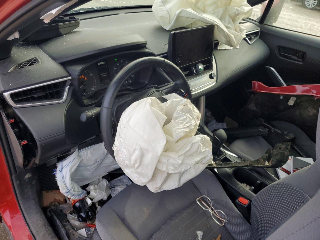 2023 TOYOTA COROLLA CROSS LE photo 8
