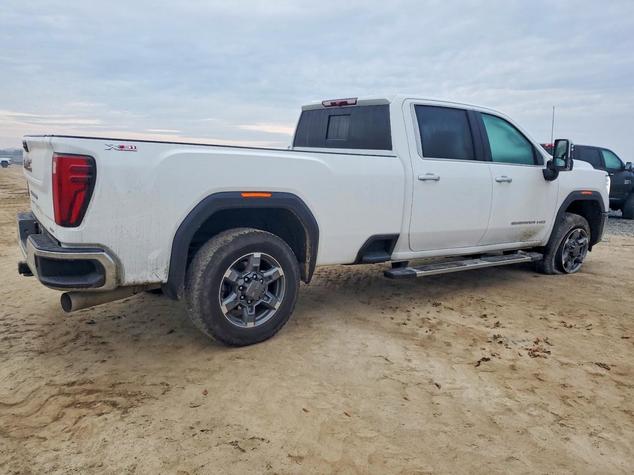 2025 GMC SIERRA K3500 SLT photo 3