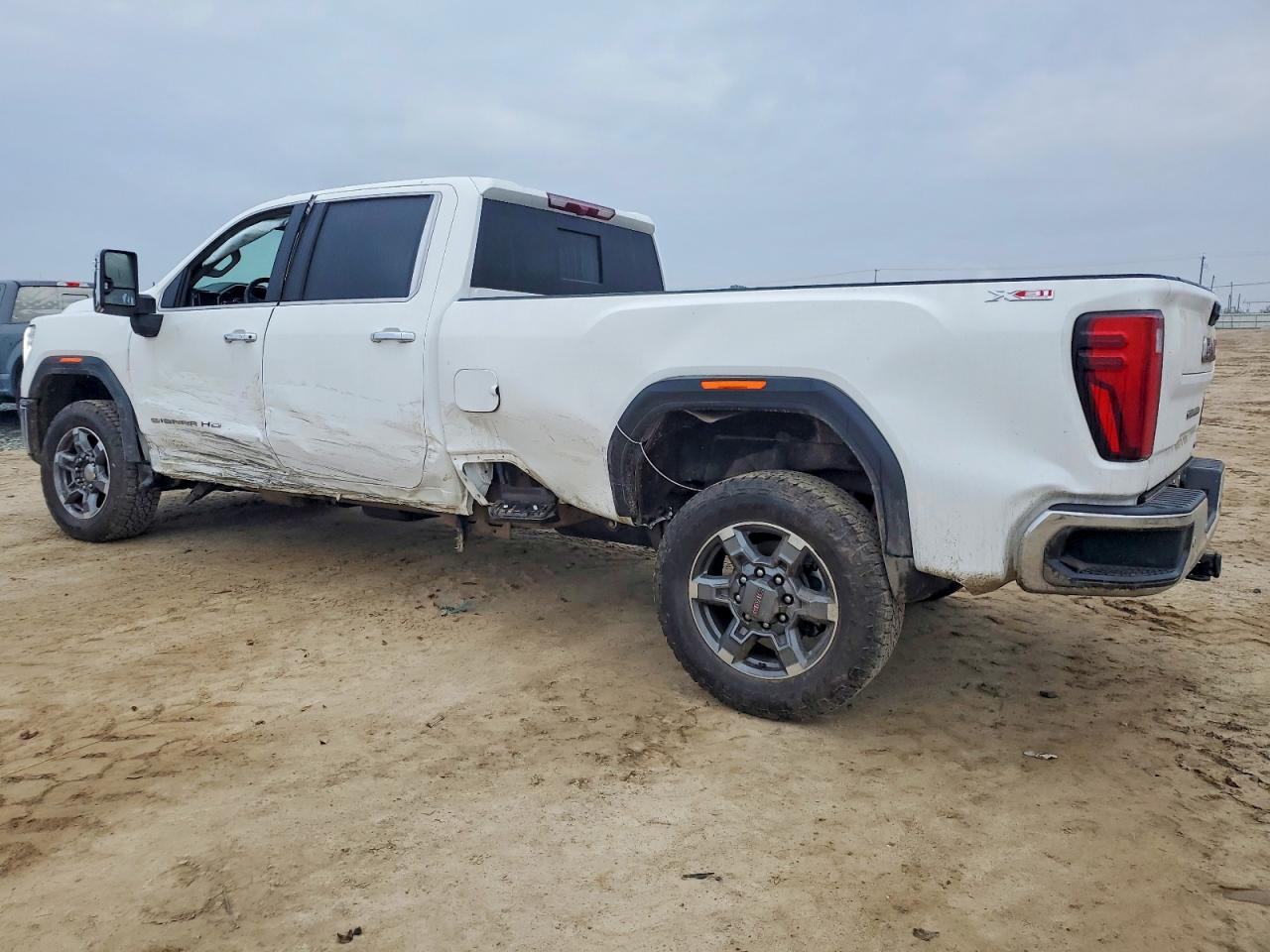 2025 GMC SIERRA K3500 SLT photo 2