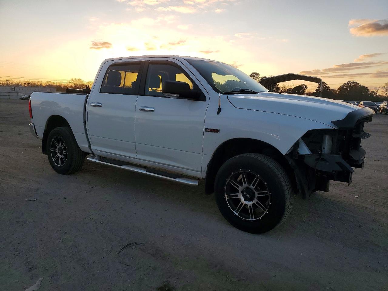2016 RAM 1500 SLT photo 4