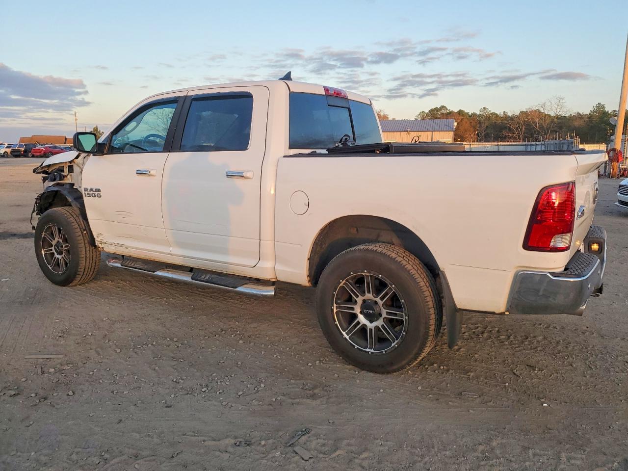 2016 RAM 1500 SLT photo 2