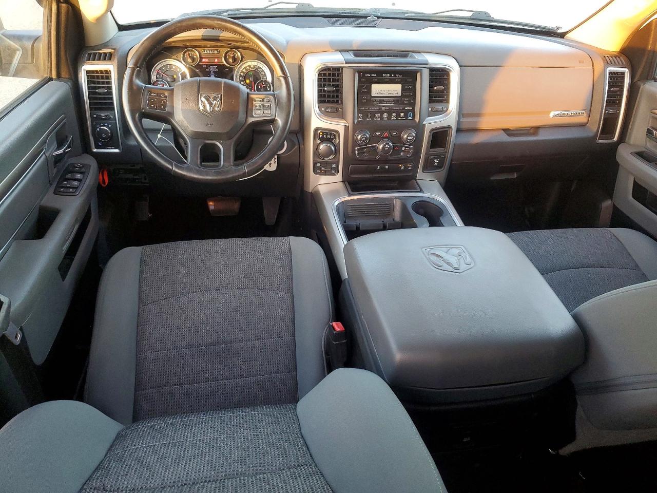 2016 RAM 1500 SLT photo 8