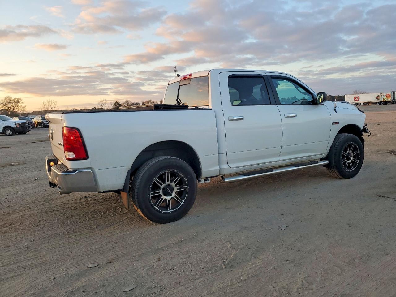 2016 RAM 1500 SLT photo 3