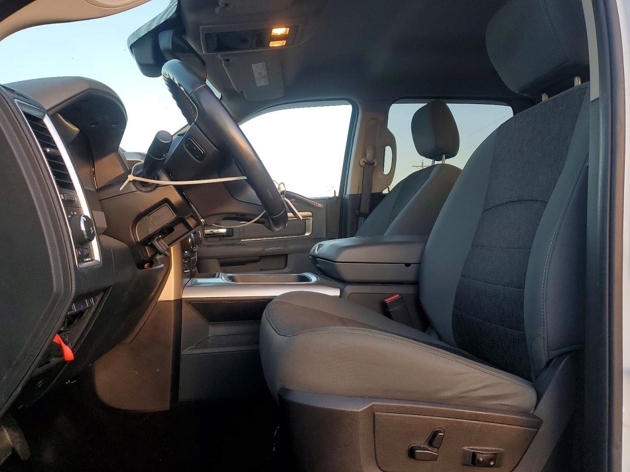 2016 RAM 1500 SLT photo 7