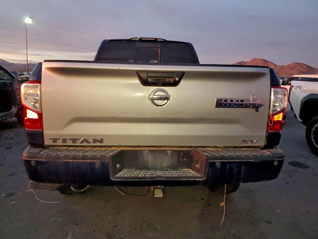 2017 NISSAN TITAN XD SL photo 6