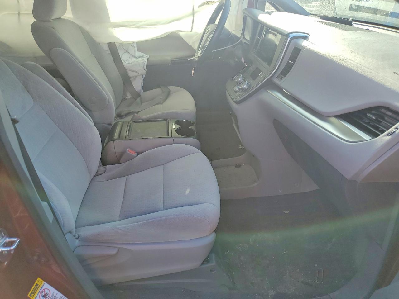 2015 TOYOTA SIENNA LE photo 7