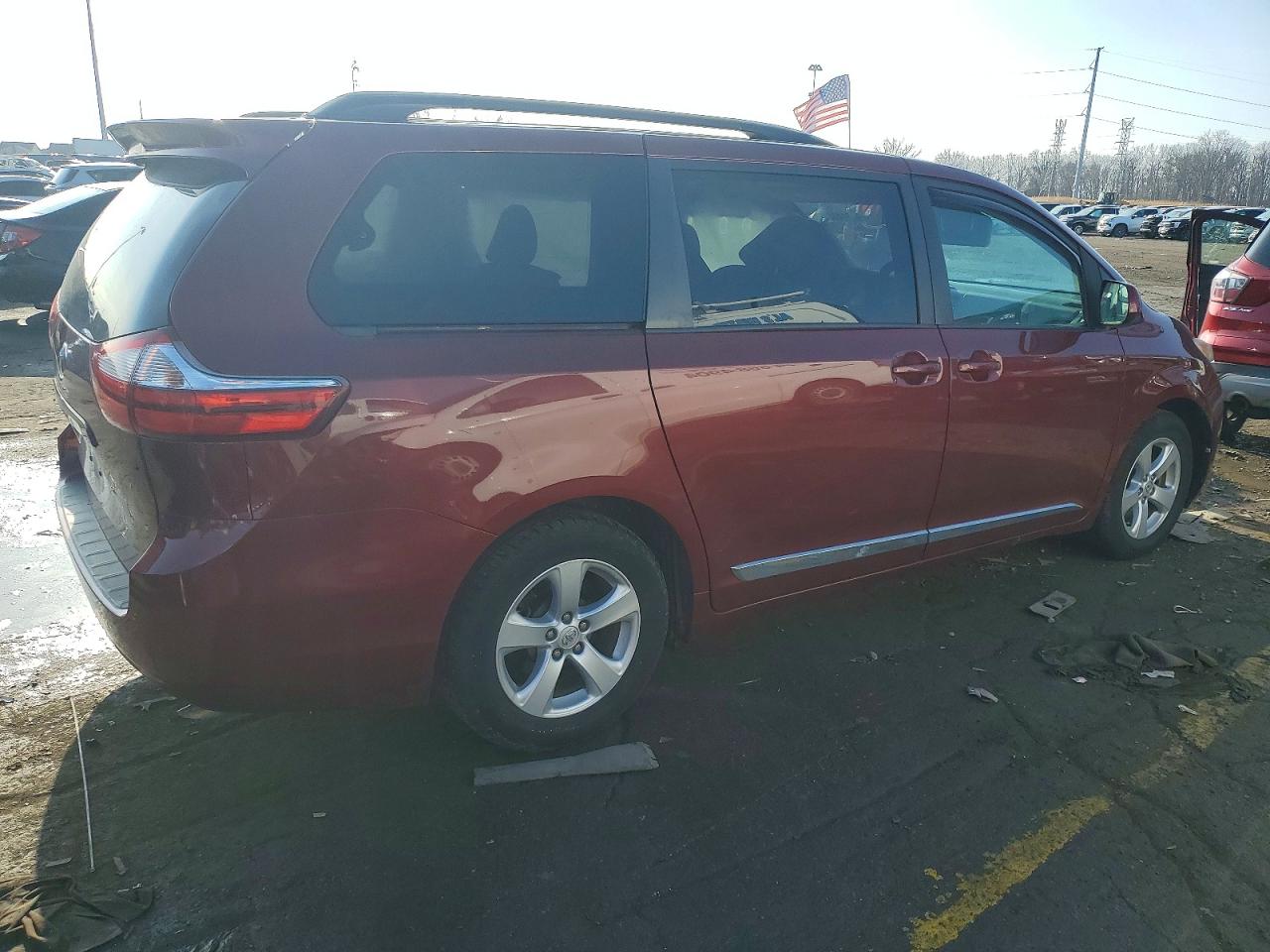 2015 TOYOTA SIENNA LE photo 3