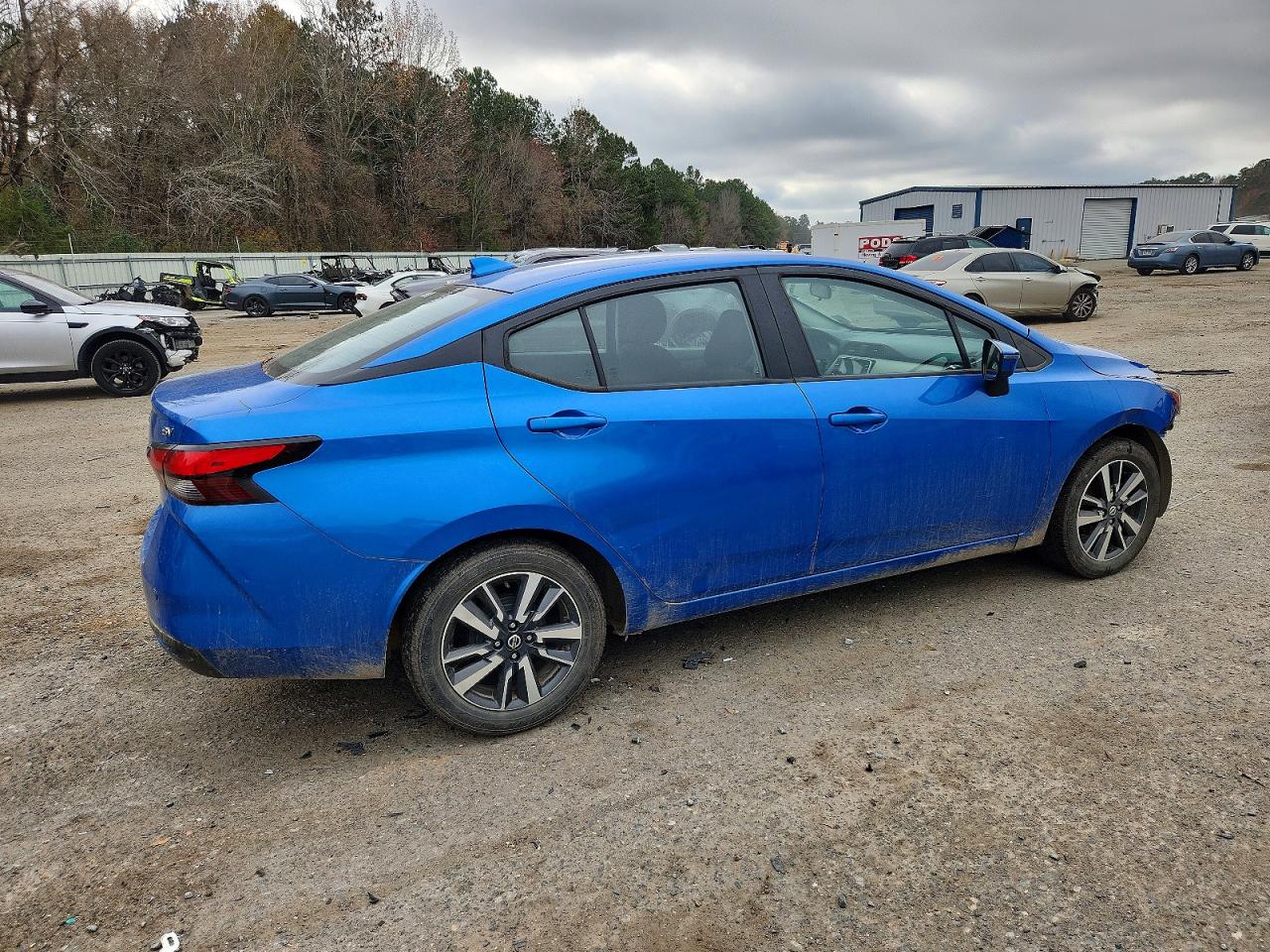 2021 NISSAN VERSA SV photo 3