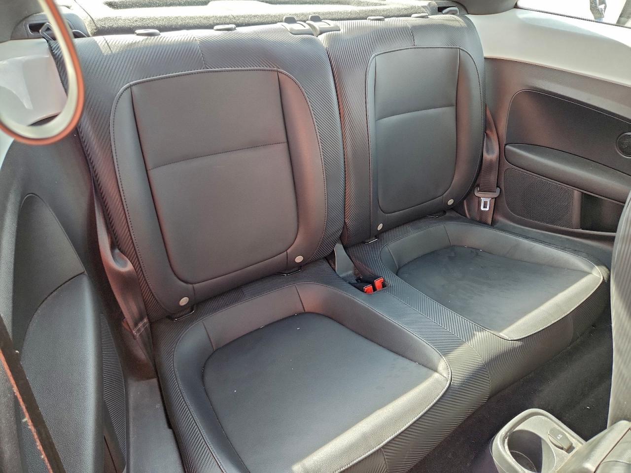 2016 VOLKSWAGEN BEETLE SE photo 10