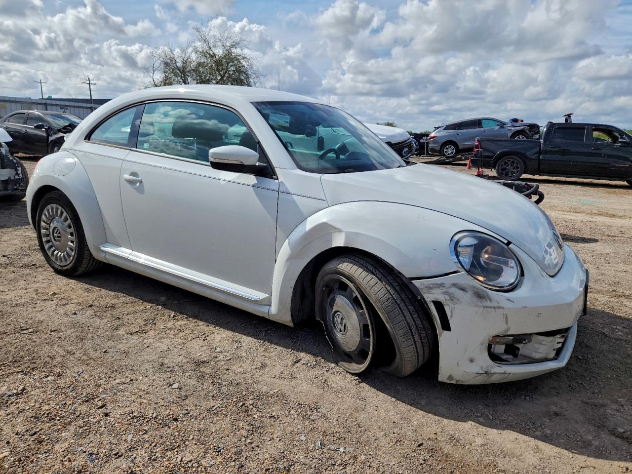 2016 VOLKSWAGEN BEETLE SE photo 4