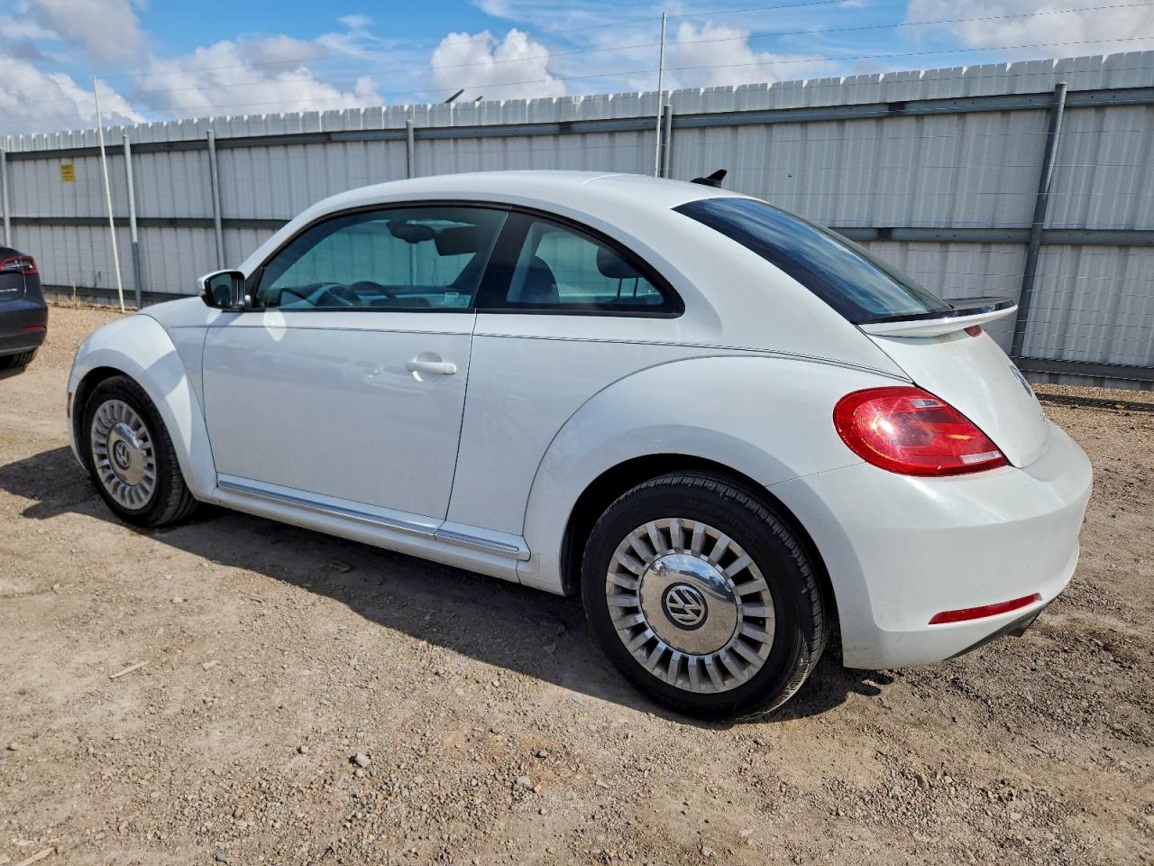 2016 VOLKSWAGEN BEETLE SE photo 2