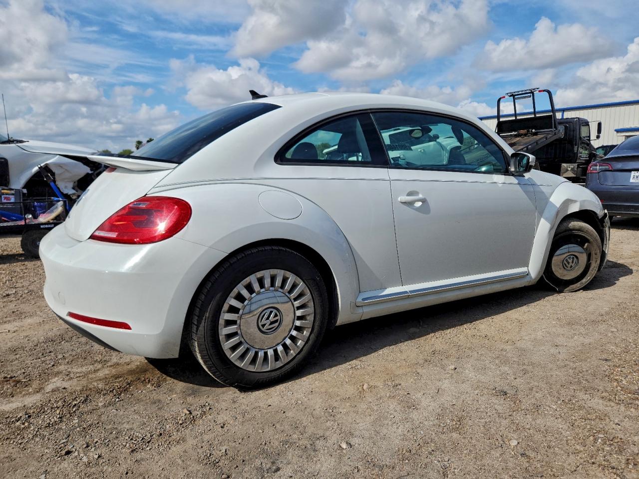 2016 VOLKSWAGEN BEETLE SE photo 3