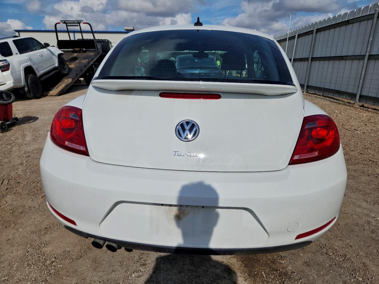 2016 VOLKSWAGEN BEETLE SE photo 6