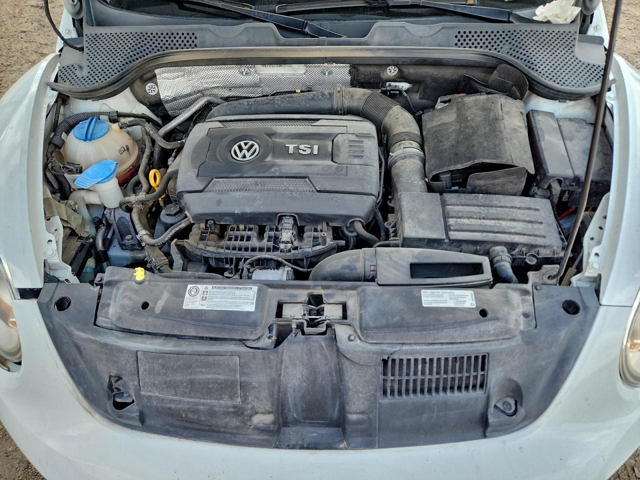 2016 VOLKSWAGEN BEETLE SE photo 11