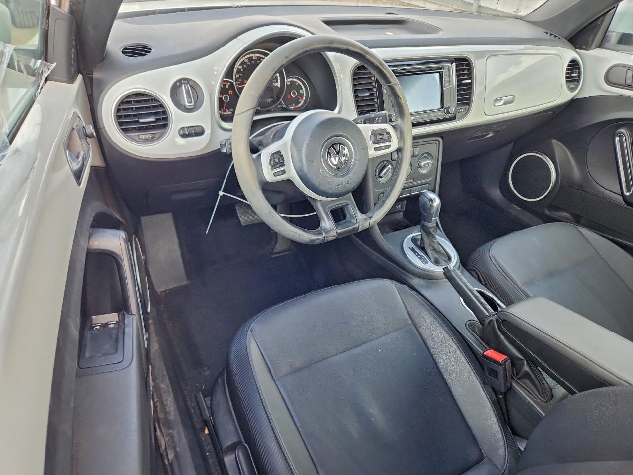 2016 VOLKSWAGEN BEETLE SE photo 8