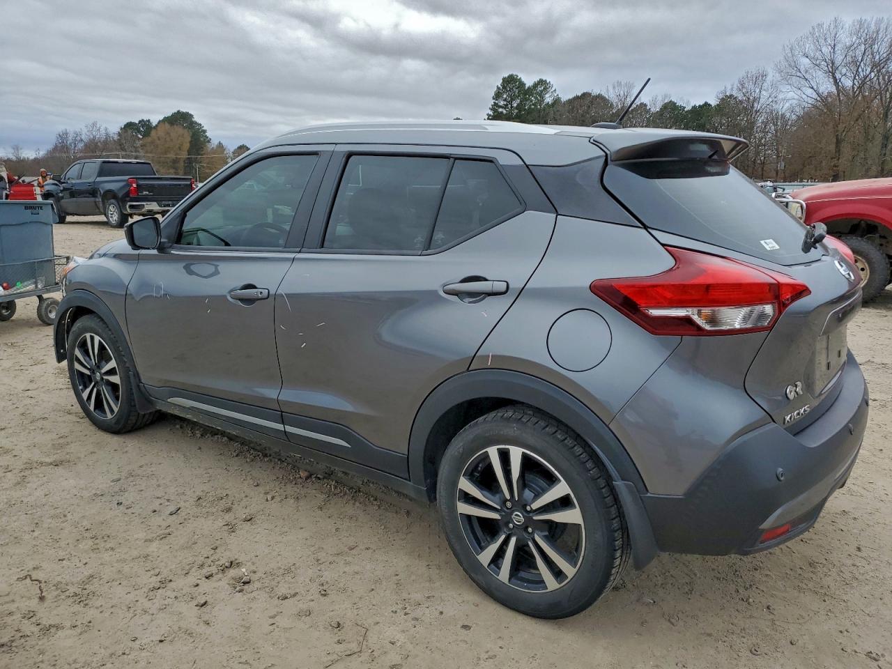 2020 NISSAN KICKS SR photo 2